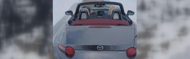 ONOLIKI SNEG A ONI ZAPUCALI KABRIOLETOM! Nestvarna slika s Male Crne Gore: Meštani sami skupili pare i platili čišćenje puta: Nismo više odsečeni od sveta VIDEO