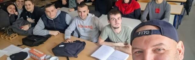 Pročitao je stih na majici i zaplakao: Profesor Slaven postao hit zbog načina na koji je čuvao svoje đake!