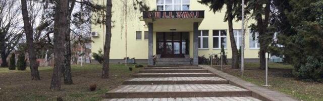 UZBUNA U SRBIJI! Dojave o bombi u školama u Beogradu i Sremskoj Mitrovici, svi učenici hitno evakuisani, policija na terenu