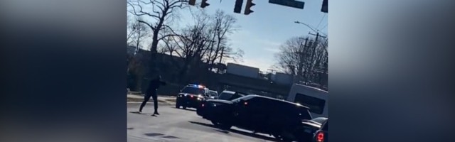 Kakvo razbojništvo! Oteo auto policiji, pa se zaleteo (VIDEO)