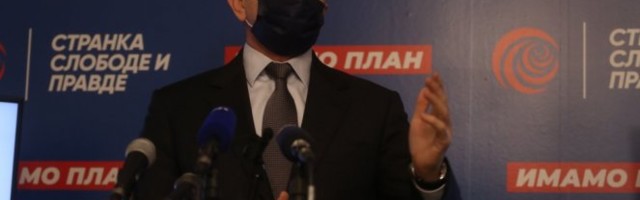ĐILASOVSKI SAJT PLJUJE SVOJU ZEMLJU, A VELIČA CRNU GORU KOJA NIJE POČELA VAKCINISANJE!