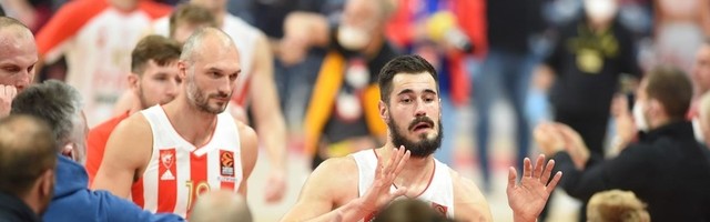 Nikola Kalinić SKANDIRANJEM ISPRAĆEN SA TERENA nakon evroligaške pobede Zvezde i MVP partije /VIDEO/
