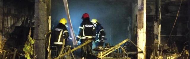 TRAGEDIJA KOD BRUSA! Vatra progutala kuću, u požaru nastradao muškarac (61)