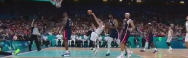 Pogledajte kako je Embid bacio na parket Aleksu (VIDEO)