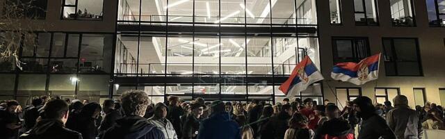 FOTO, VIDEO Novosadski studenti blokirali RTV: Postavljene barikade na ulaze u zgradu