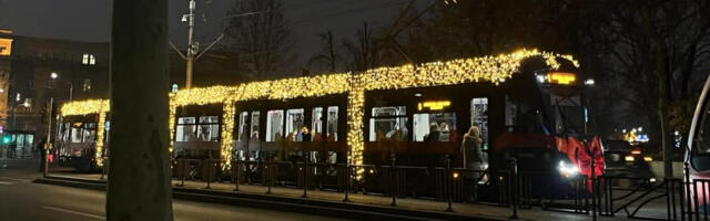 OKIĆENI TRAMVAJI U BEOGRADU Doprinose prazničnoj atmosferi, posebno kada padne mrak (FOTO/VIDEO)