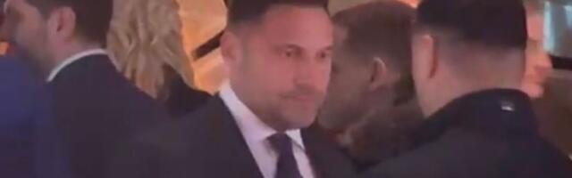 Evo gde smo snimili Duška Tošića dok javnost bruji o njemu: "Puca" u uskom odelu, a društvo mu pravi...