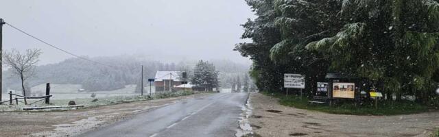 Vozači, ne polazite na put bez zimskih guma! Oglasio se AMSS: Poseban oprez na ovoj deonici, na pojedinim uvedena i zabrana za kamione s prikolicom i šlepere