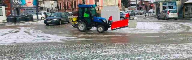 AMSS: Pojačan saobraćaj ka zimskim centrima, putevi uglavnom prohodni