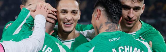 Žuta podmornica potopljena u Sevilji /VIDEO/