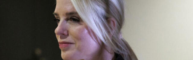 Пам Бонди: Објављени сви Епстинови досијеи, садрже више од 300 познатих имена