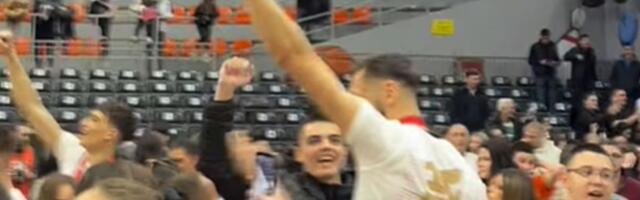 Jedan košarkaš Zvezde pevao sa Delijama pesmu posvećenu Partizanu