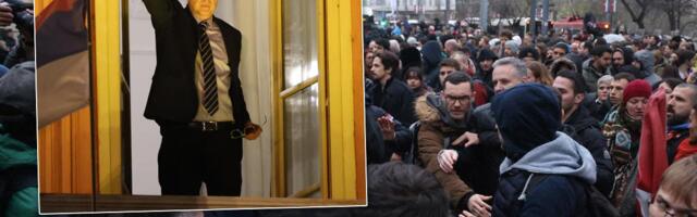 PENJE SE NA PRSTE DA IZGLEDA VIŠI, STEŽE PESNICU - SVE JE TO POLITIČKI Analitičari žestoko o Đokiću: Ako je uništio univerzitet, ŠTA TEK BI URADIO SA SRBIJOM?