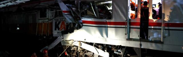 KATASTROFALAN SUDAR VOZOVA U INDONEZIJI! Najmanje 14 mrtvih na pruzi blizu Džakarte, žrtve putnice u smrskanom ženskom vagonu (FOTO, VIDEO)