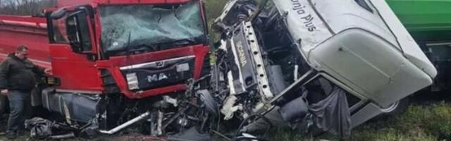 Stravična nesreća kod Knjaževca, sudarila se dva kamiona: Suvozača jedva izvukli iz kabine