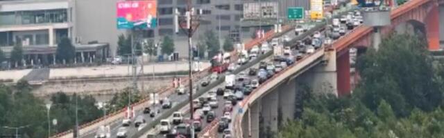 Kolaps od ranog jutra u Beogradu, gužve sa svih strana: Na ovim mestima nema igla gde da padne, kritično je (FOTO)