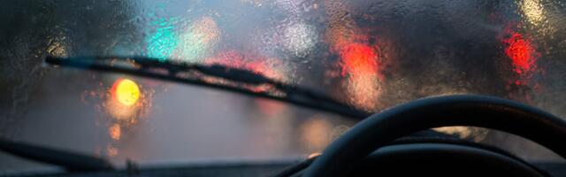 Ovo nije Venecija, ovo je Srbija! Dramatičan snimak kruži mrežama: Vozila se poput čamaca probijaju kroz vodu