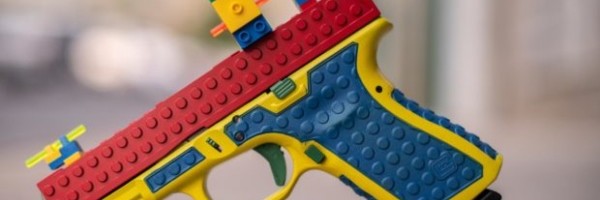 Američkoj kompaniji zabranjena prodaja Glok pištolja kamufliranih u LEGO igračke