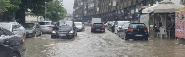 Nevrijeme zahvatilo Novi Pazar – Rijeke teku ulicama (Video)