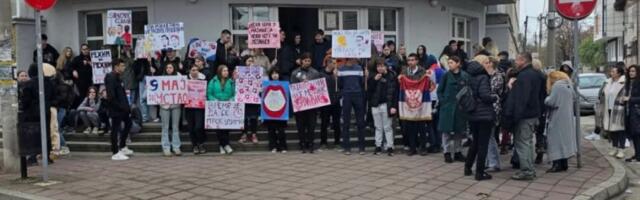 NE DOZVOLjAVA DA U ŠKOLU UĐE 700 DECE! Unuk Baneta Banane i dekanke iz Niša vodi fizički blokadu gimnazije 9. maj (FOTO)