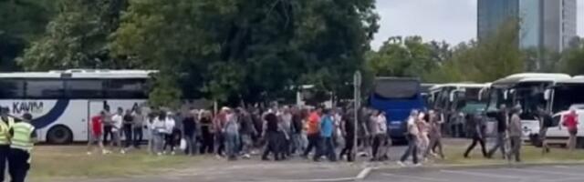 Režim dovlači pristalice u Beograd: Nose majice "Ne damo Srbiju" i niko ne zna zbog čega su došli (VIDEO)