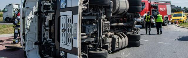 Prevrnula se prikolica kamiona na obilaznici oko BG: Totalni kolaps  (FOTO)