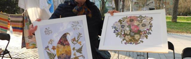 GORDANA SLIKA LATICAMA: U osmoj deceniji pronašla se u slikarstvu (FOTO)