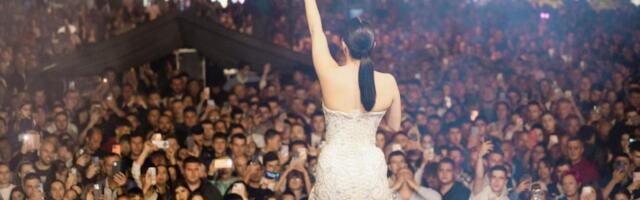 MAJKA JE OSTAVILA KAD JE BILA MALA ONA JOJ IŠLA NA VRATA, PA BILA OTERANA: Ono što joj je očuh uradio je bolno: Ispovest pevačice tera suze na oči