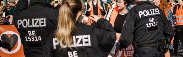 "Merc, umri sam..." Devojka (20) pokazala jeziv transparent usred Minhena: Policija hitno reagovala, ovako su prošli demonstranti