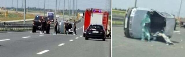 Haos kod Surčina: Auto prevrnut na bok, srča po putu, svi se pitaju šta je sa putnicima? (FOTO/VIDEO)