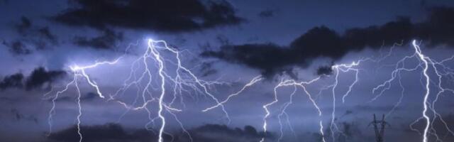 OVO NIKAKO NE SMEMO DA RADIMO KAD GRMI! Detaljno uputstvo - EVO KAKO DA SE ZAŠTITE OD UDARA GROMA!