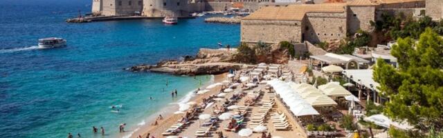 URNEBESNA FOTKA sa plaže u Dalmaciji: Niko ne može da veruje šta je čovek uradio (FOTO)