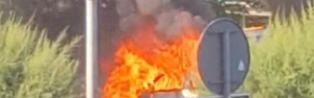 Zapalio se auto kod Arene: Stvaraju se zastoji (VIDEO)