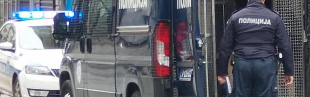 DRAMA U HODNIKU ZGRADE U ZEMUNU: Posvađala se sa komšinicom, pa potegla nož i isekla je po glavi