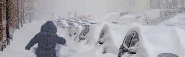 (FOTO/VIDEO) Ne vidi se prst pred okom! Pala rekordna količina snega: Ljudi jedva hodaju, pojavila se pretnja od lavina!