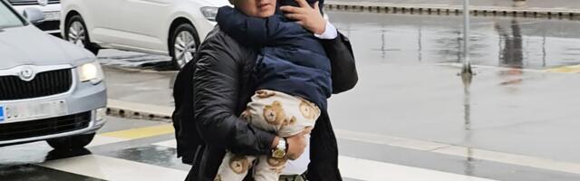 (PAPARACO) USLIKALI SMO MARIJU ŠERIFOVIĆ SA SINOM NA AERODROMU: Pevačica projurila do automobila, uz nju majka Verica