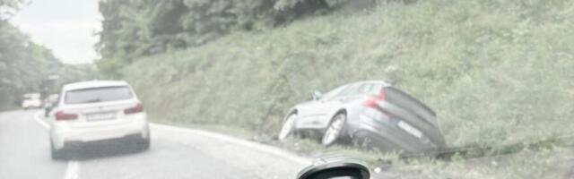 DRAMA NA FRUŠKOJ GORI! Automobil sleteo s puta kod Iriškog venca i završio u KANALU: Intervenisali vatrogasci i policija (FOTO)