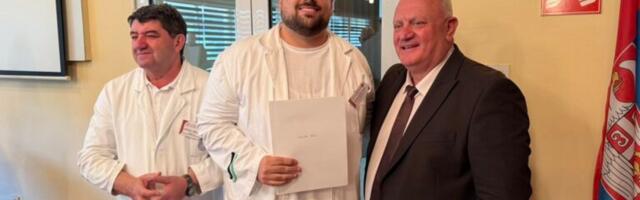 Cvetanović uručio rešenja zdravstvenim radnicima u Leskovcu