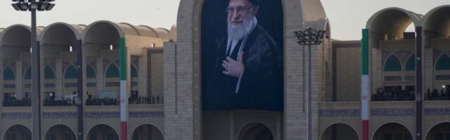 SVI SU TU SAMO NJEGA NEMA! Modžtaba Hamnei nije došao ni na očevu sahranu - PREOSTALA TROJICA SINOVA UBIJENOG IRANSKOG VOĐE U SUZAMA! (FOTO)