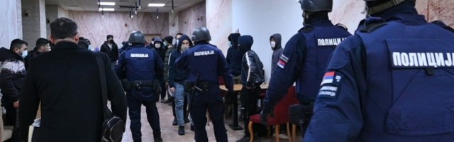 Policija sprovodi 21 migranta u prihvatne centre