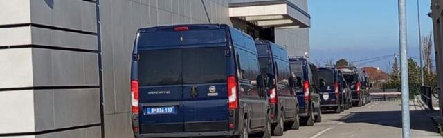 "Od koga policija čuva RTV i po čijem nalogu onemogućava zaposlene da rade?" (FOTO)