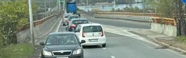 GORI NISKO RASTINJE I GUME KOD PANČEVAČKOG MOSTA Vatrogasci na licu mesta