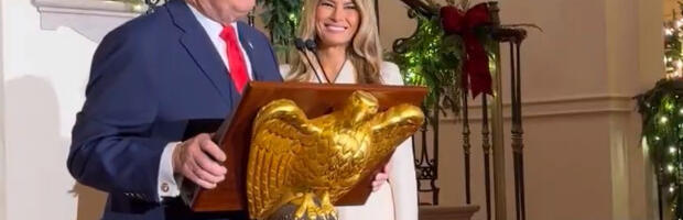 “Praznično fotošopiranje”: Božićna fotografija Trampa i Melanija izazvala podsmeh na mrežama (FOTO)