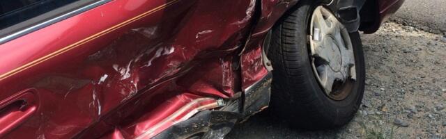 Nesreća u Novom Pazaru: Mladić preticao kolonu automobila, pa se zakucao u “Golf”, supružnici povređeni