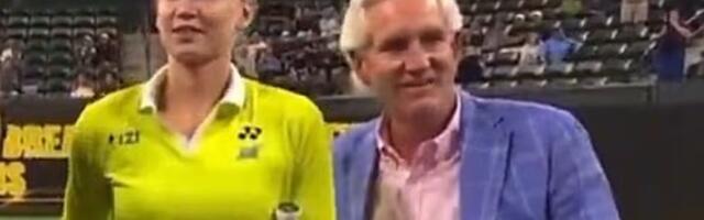 Skandal na dodeli trofeja: Moćnik dodirivao šampionku Australijan opena, evo šta je uradila