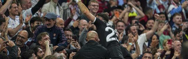 EVROPA BRUJI O HRABROM POTEZU KONTROVERZNOG GOLMANA: Martinez branio u finalu sa slomljenim prstom!