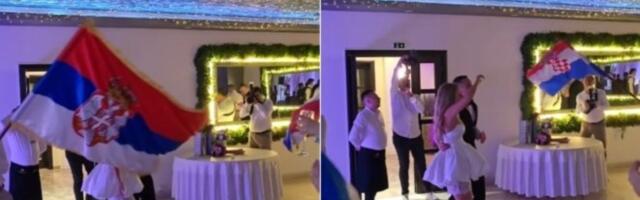 Na svadbi srpska i hrvatska zastava! Usred opšteg rata u komentarima oglasio se mladoženja: "Vama koji želite krvoproliće, dabogda..."