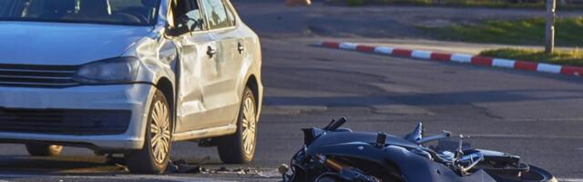 Mladić (24) poginuo na motociklu u selu kod Vranja:  Udario u auto ispred sebe i pao, drugi auto ga pregazio
