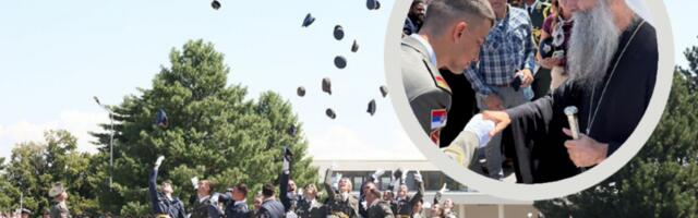 MOMENAT KOJI JE DIRNUO SRBIJU: Mladi oficiri jedan po jedan prilazili patrijarhu po blagoslov (FOTO)