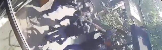 Novi ugao tuče navijača pred derbi: Svi motkama na jednog, a onda je došla policija... (VIDEO)